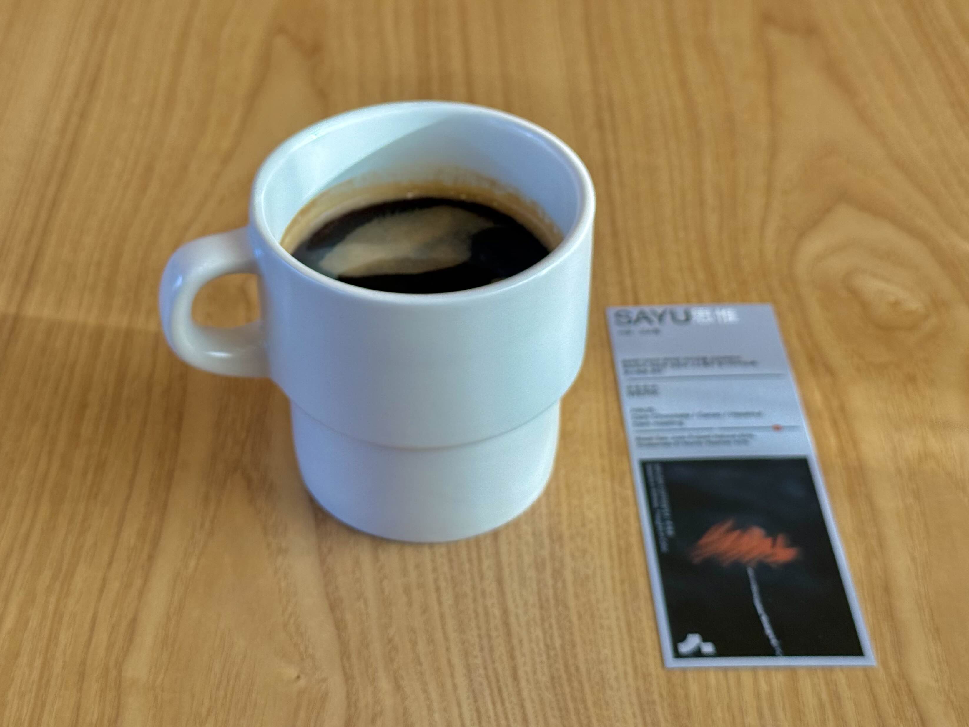 테이블 위에 놓인 사유색의 따뜻한 아메리카노 한 잔 이미지