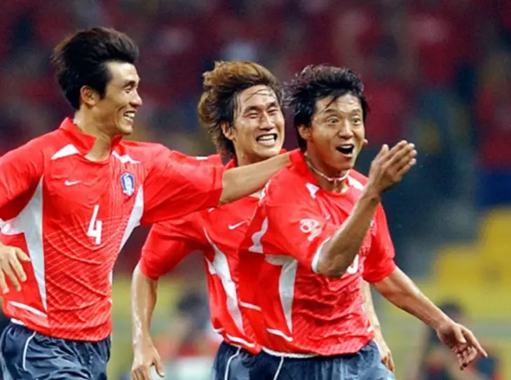 황선홍- 붉은반팔상의 파란반바지 국가대표 유니폼을 입은 황선홍이 기뻐하며 달려가고 그뒤를 쫓으며 함께 기뻐하는 동료들 이미지