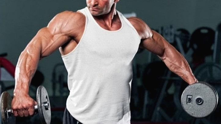 사이드 레터럴 레이즈 운동 하는 모습