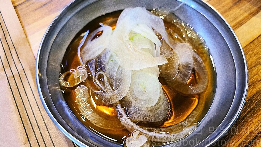 육본심-밑반찬-양파절임소스