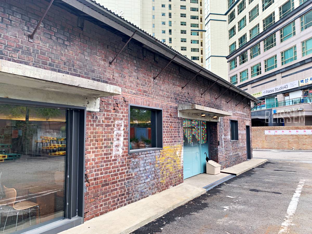 용산대형카페-용산카페추천-용산조용한카페-책읽기좋은카페-예쁜카페-벽돌집-서까래