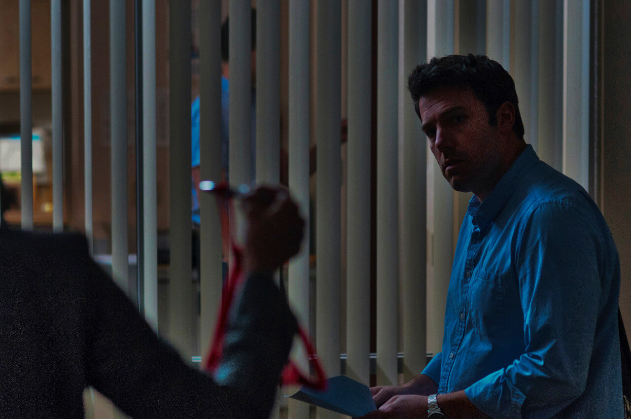 닉의 대학 사무실에서 외도의 증거물이 나오는 장면