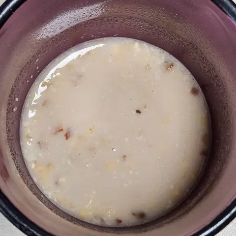 따뜻한 물에 타서 완성된 노브랜드 아몬드 호두 율무차의 농도와 전체적인 모습