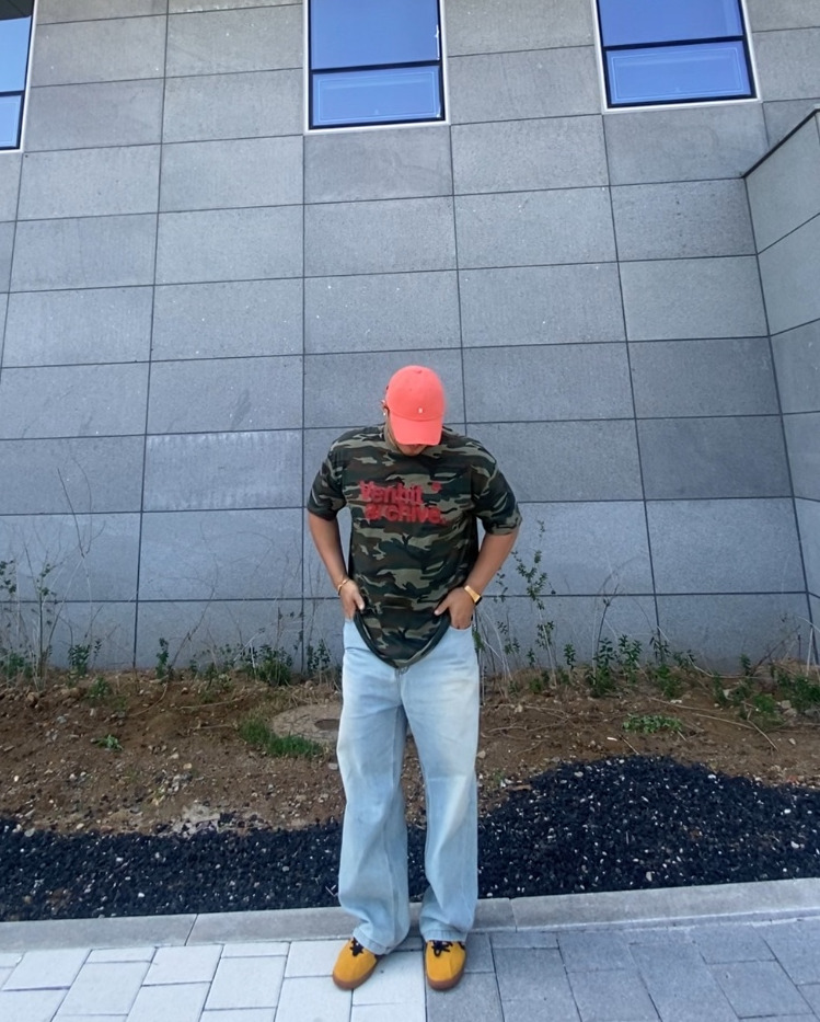 데일리룩('26. 5. 24.)빈티지 오렌지 워싱볼캡, 벤힛 카모 카모플라쥬 티셔츠, 카시오 A-159WGEA 골드, 에러스익셉티드 연청 데님팬츠, 컨버스 올스타 클래식 트레이너