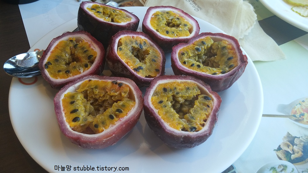 패션후르츠 반쪽 7개를 더 크게 찍은 사진이다.