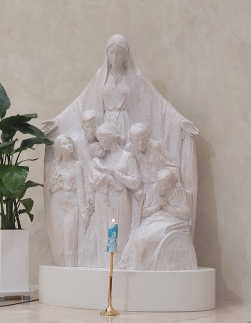 사진은 대전 관평동성당 성전 안에 있는 성모 마리아 상입니다. 남녀노소, 약자를 모두 포용하시는 따스한 마음을 느낄 수 있어서 좋은 인상을 받았던 성모 마리아 상입니다.