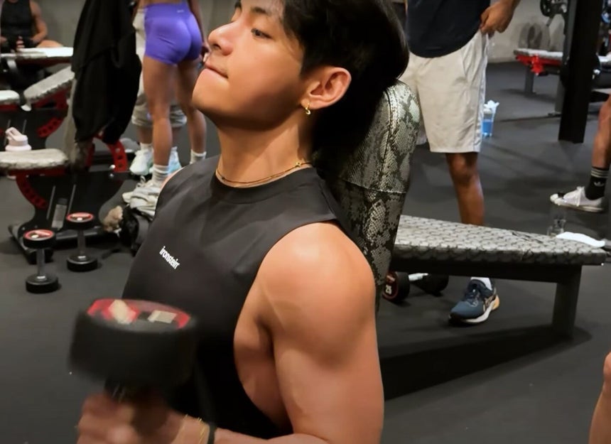 내년 '완전체' 복귀를 앞둔 그룹 BTS가 한 유튜브 채널을 통해 헬스장에서 운동하는 모습을 공개했다.