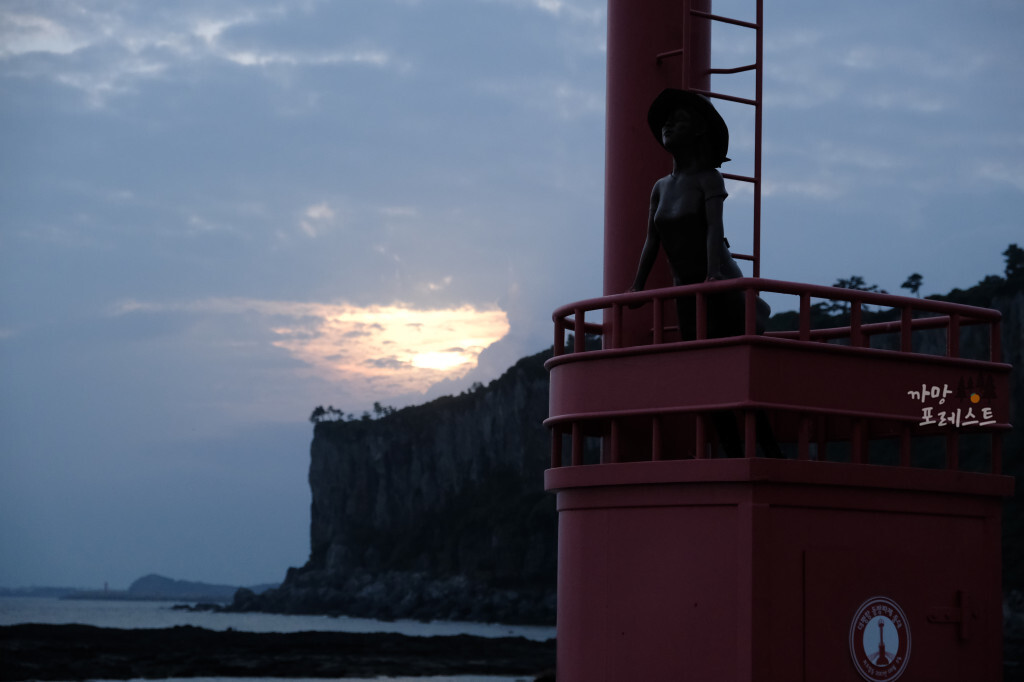 서귀포 대평포구 소녀상 등대