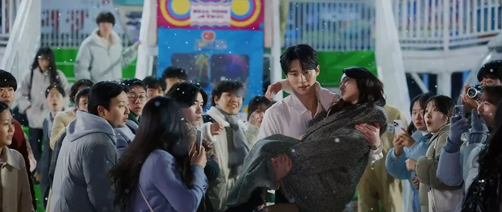 관람차에서-쓰러진-솔이를-안고-나오는-선재