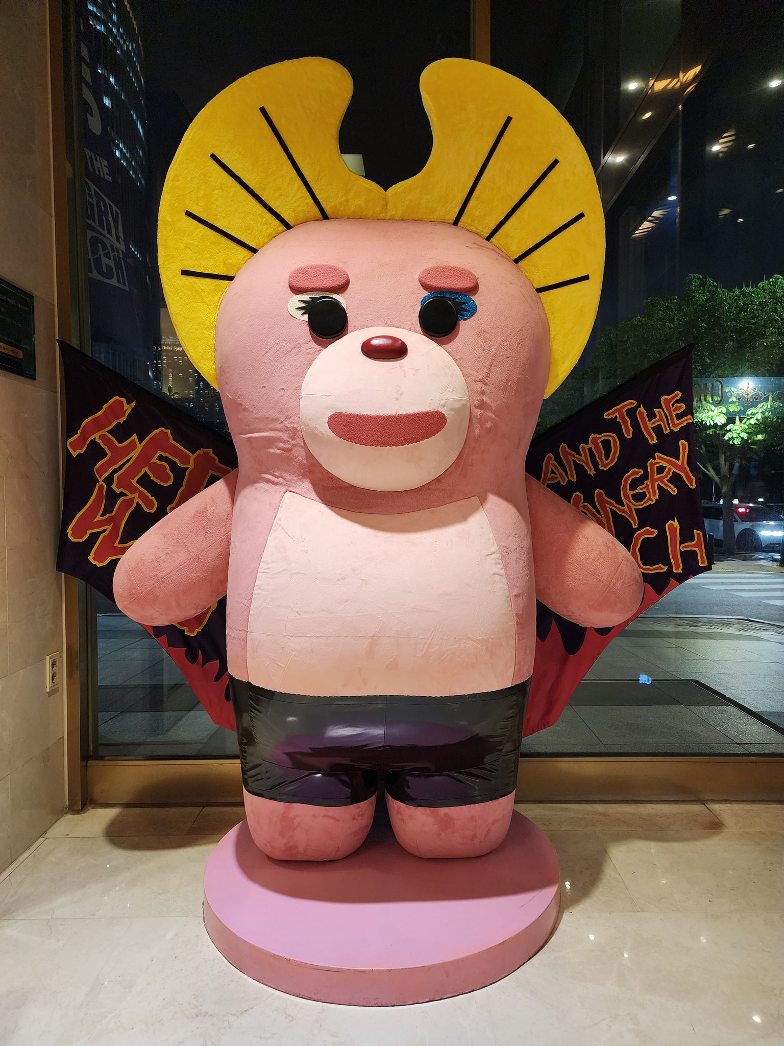 샤롯데 시어터 로비의 헤드윅 모양 밸리곰 대형 인형