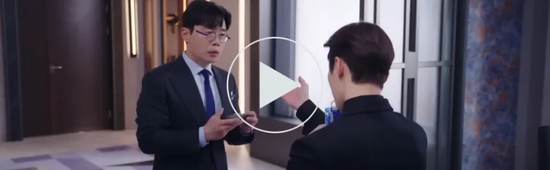 구원이 노상식에게 부장 명함을 건내주는 킹더랜드 16회 장면