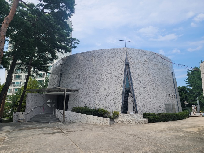 뒷문 주차장에서 바라본 강릉 초당성당, 성모동산 성모자상 사진