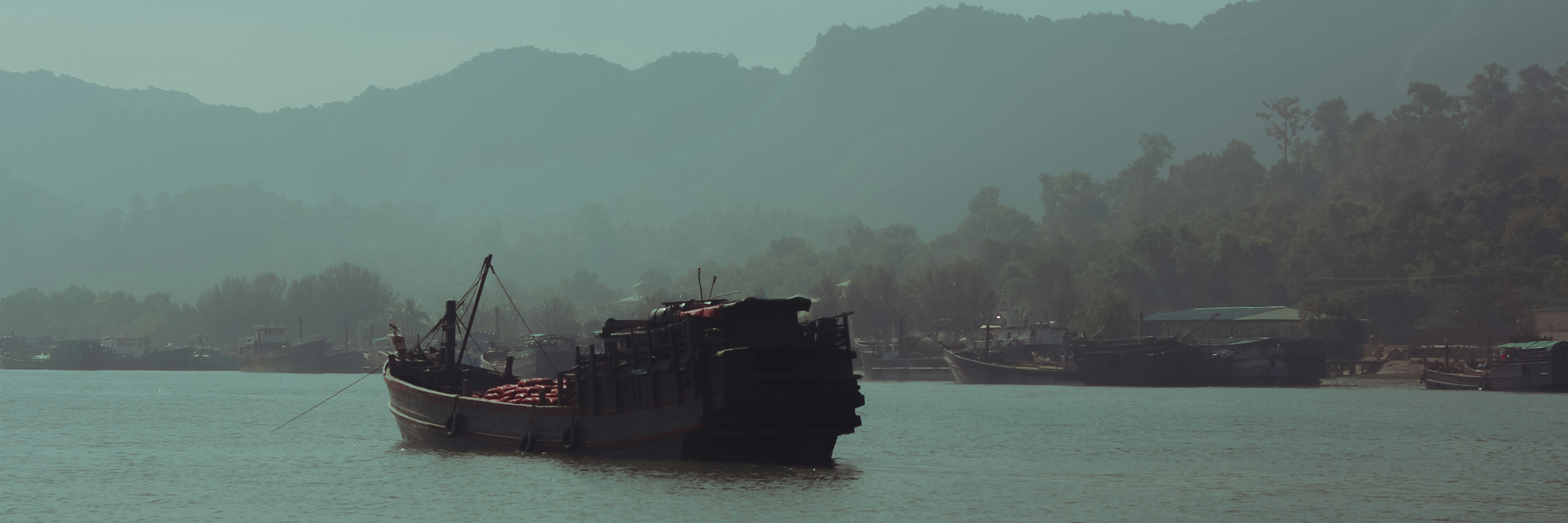 바다 위에 떠있는 배 이미지