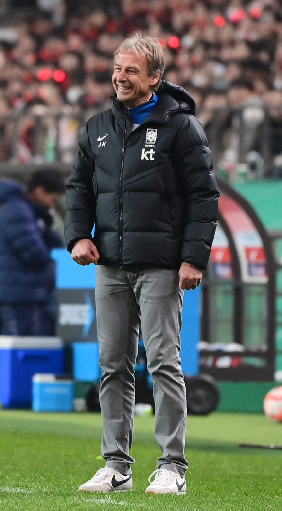 대한민국과 싱가포르의 2026 월드컵 아시아지역 2차 예선 C조 조별리그 1차전이 16일 오후 서울월드컵경기장에서 열렸다. 후반 한국 클린스만 감독이 미소 짓고 있다. [사진=정소희 기자]