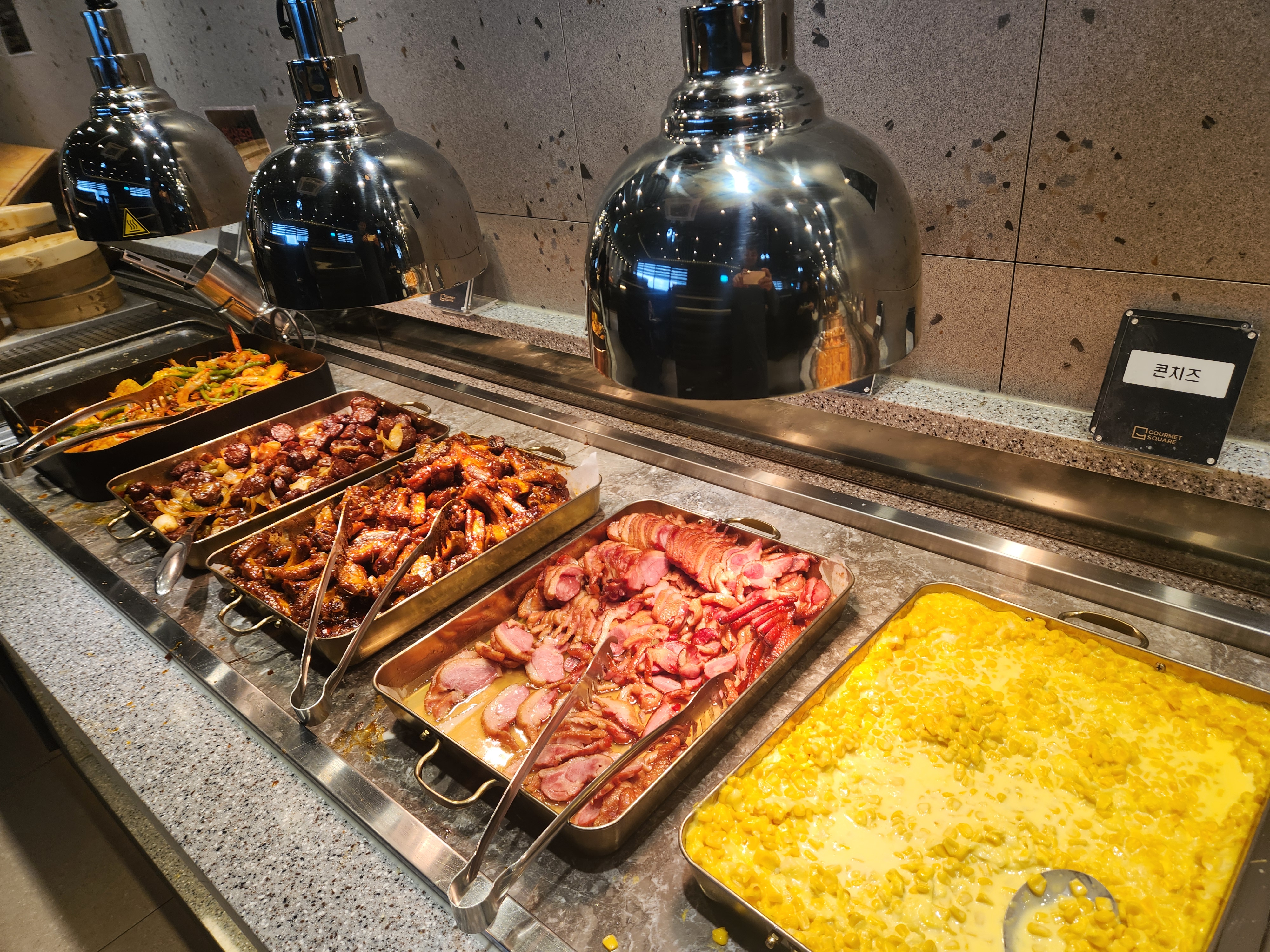 여러 종류의 뷔페 음식