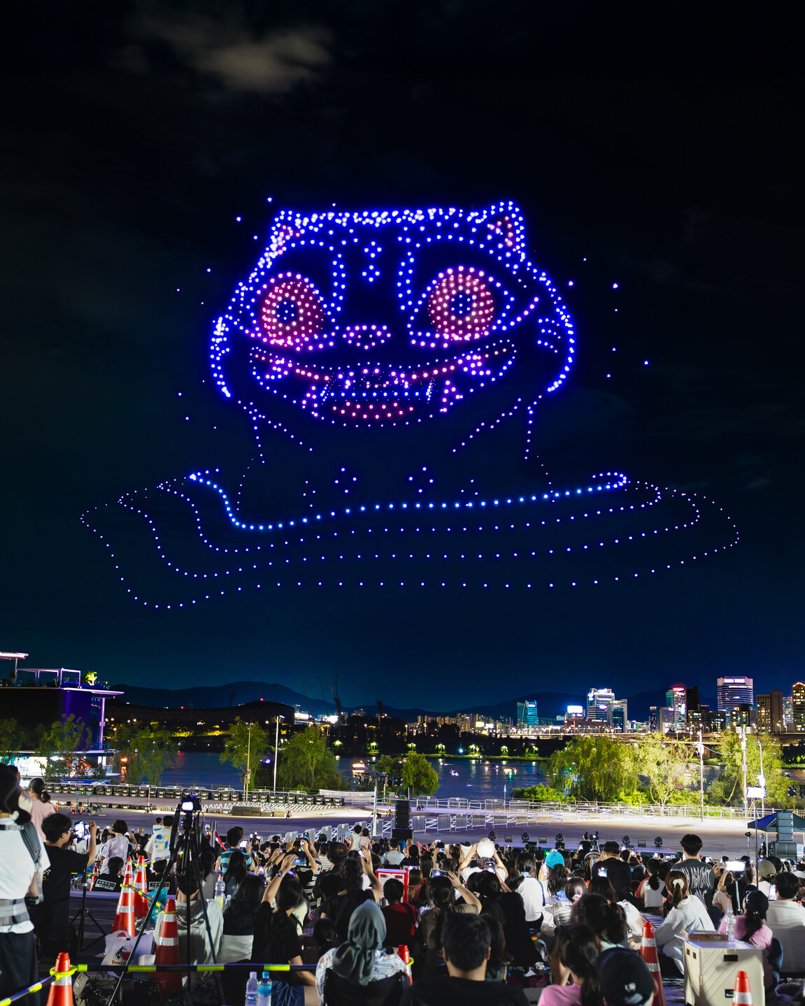 한강 드론라이트쇼 &lsquo;케이팝데몬헌터스 in Seoul&rsquo; 11월 15일 앵콜! &amp;#39;케데헌 드론쇼&amp;#39; 여의도 하늘을 밝히다