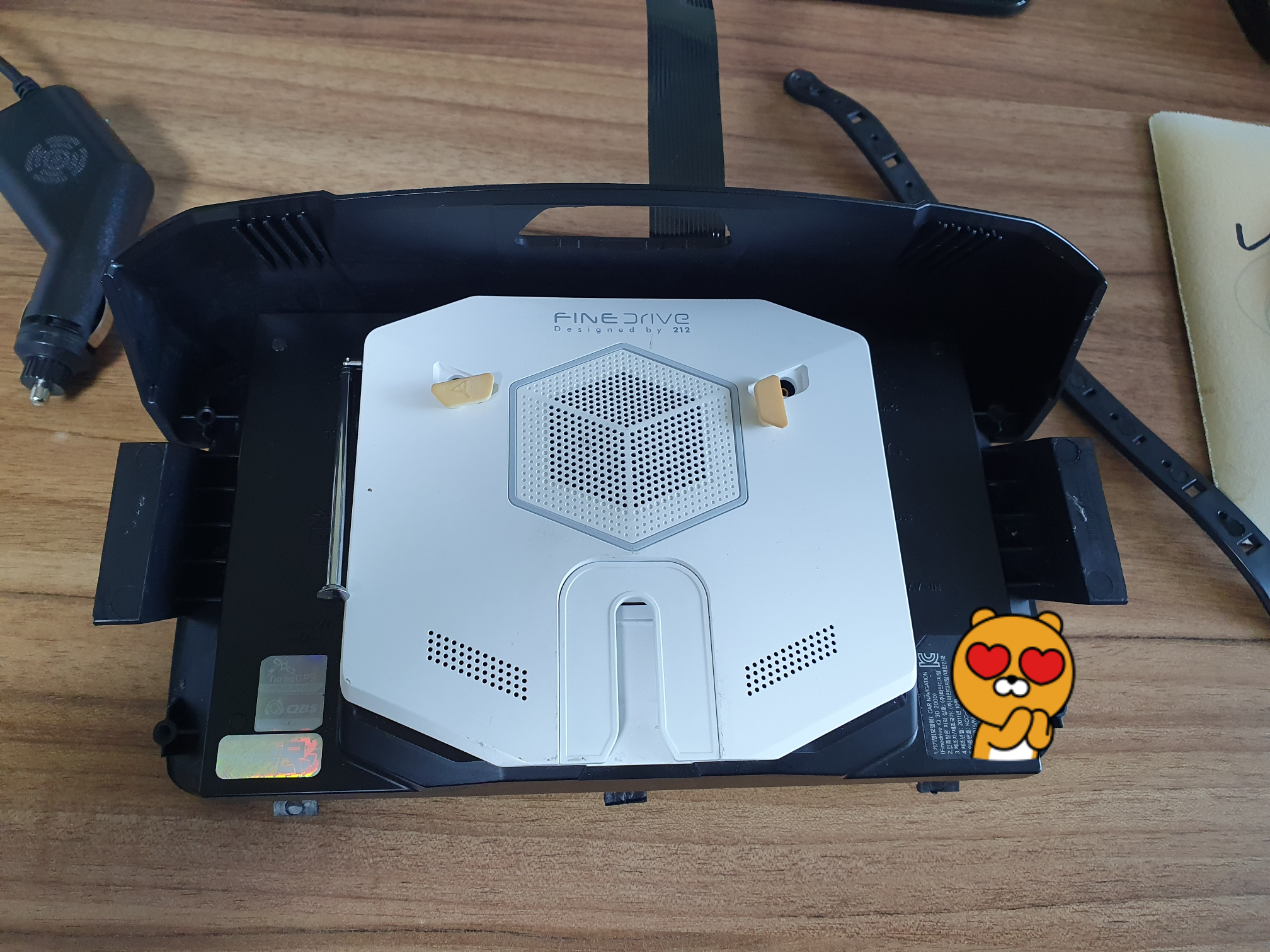 새로 설치할 파인드라이브 네비를 기존 매립틀에 맞게 자를 맞춰본다.