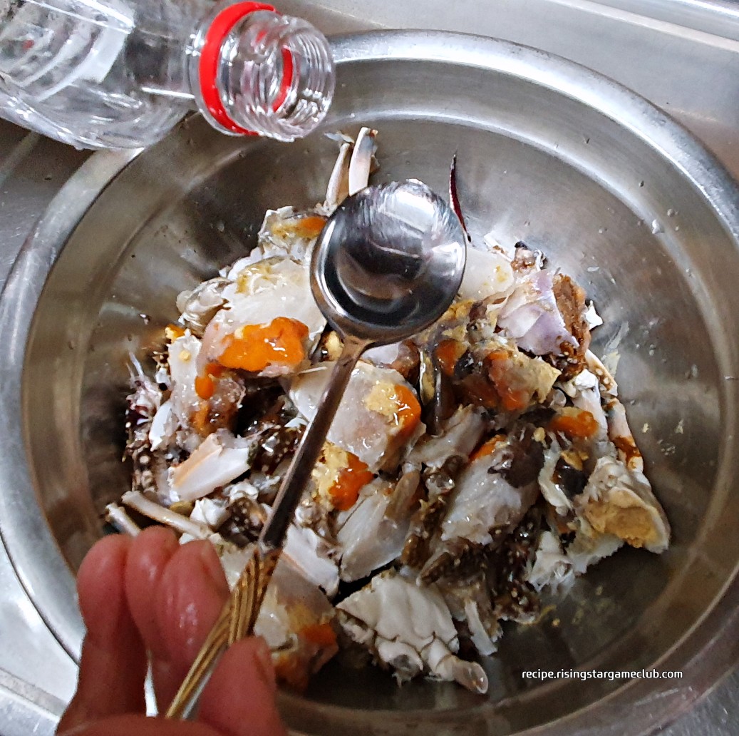 맛있는 양념게장에 들어갈 꽃게에 양념을 재우기 위해서 소주를 넣는 사진