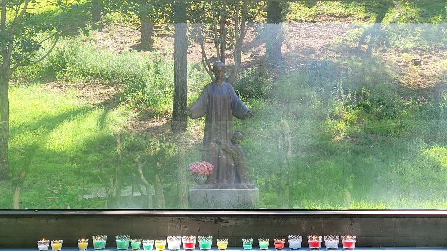 남양 성모 성지 성모자상과 초 봉헌 방. 제일 오른쪽에 있는 빨간 초가 제가 봉헌한 초입니다. ^^