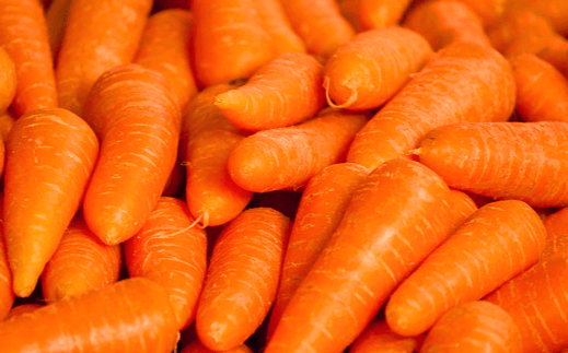 길이가 짧고 통통한 당근 수십개가 한가득 모여있다. 표면은 매끄럽고 깨끗하며 색깔은 주황색이다.