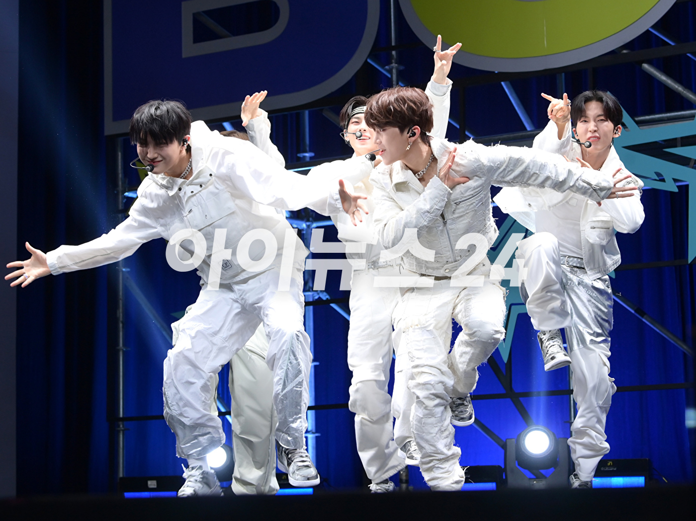 그룹 더뉴식스(TNX)가 7일 오후 서울 한남동 블루스퀘어에서 열린 더뉴식스 세 번째 미니 앨범 '보이후드'(BOYHOOD) 미디어 쇼케이스에 참석해 타이틀곡 '킥 잇 포 나우'(Kick It 4 Now) 무대를 선보이고 있다. [사진=정소희 기자]