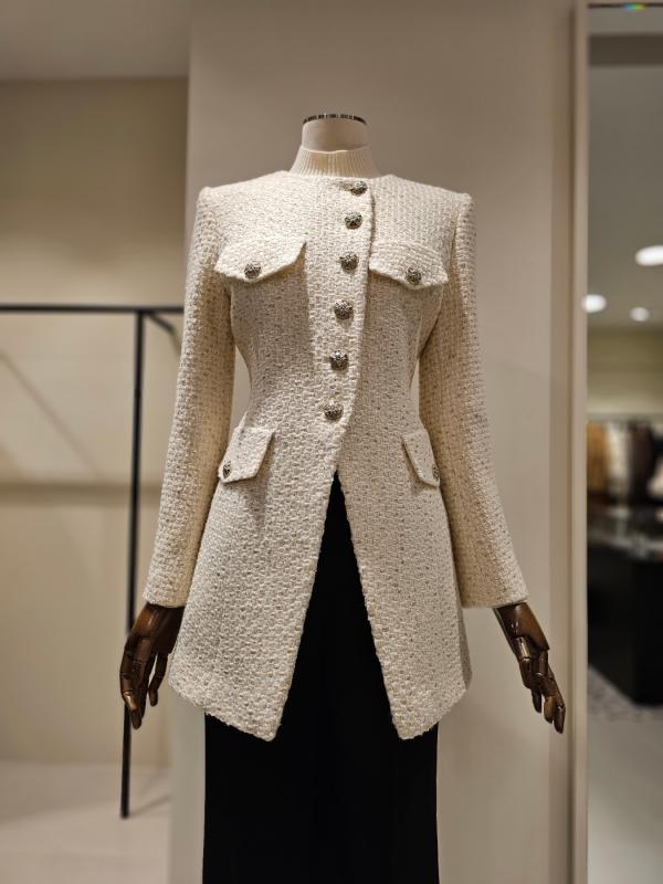 모조에스핀 사선버튼 트위드 자켓 S234MSF406