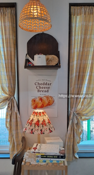 전등에 불이 들어와 있어요.