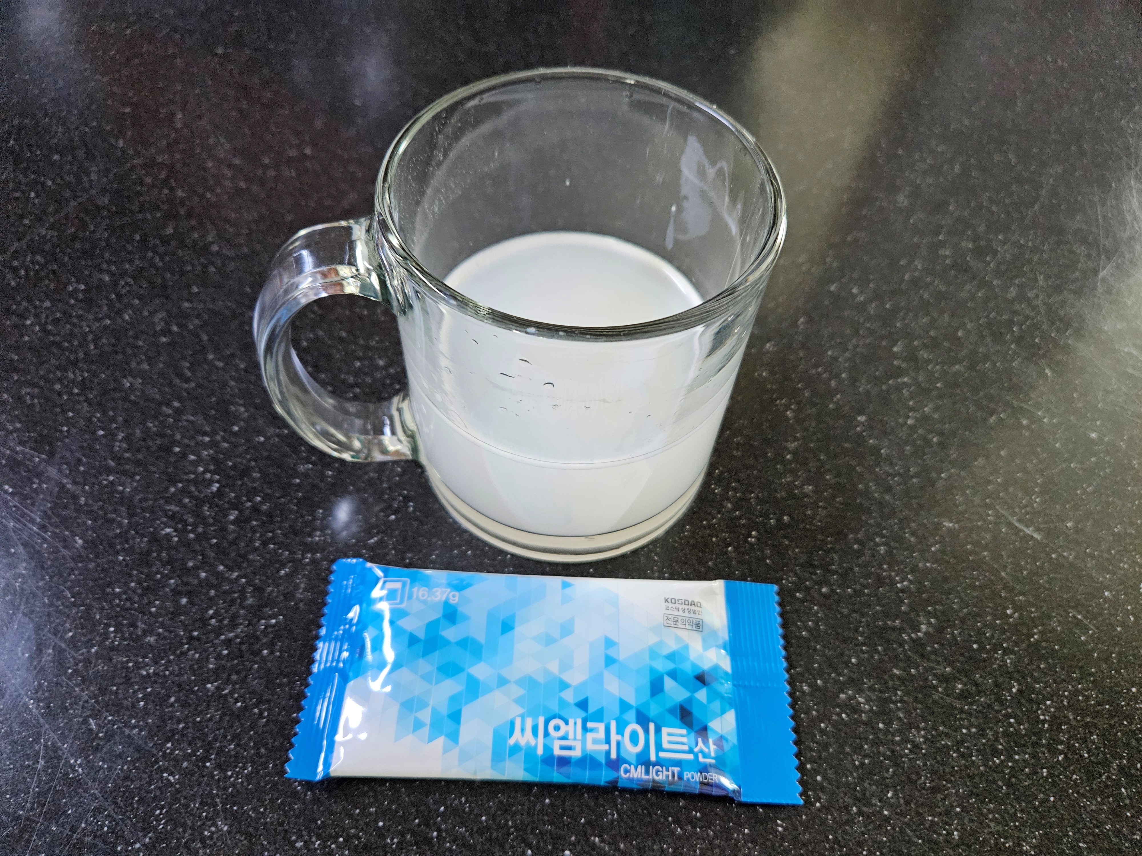물컵에-씨엠라이트-한봉지-넣고-물에-충분히-녹여주기