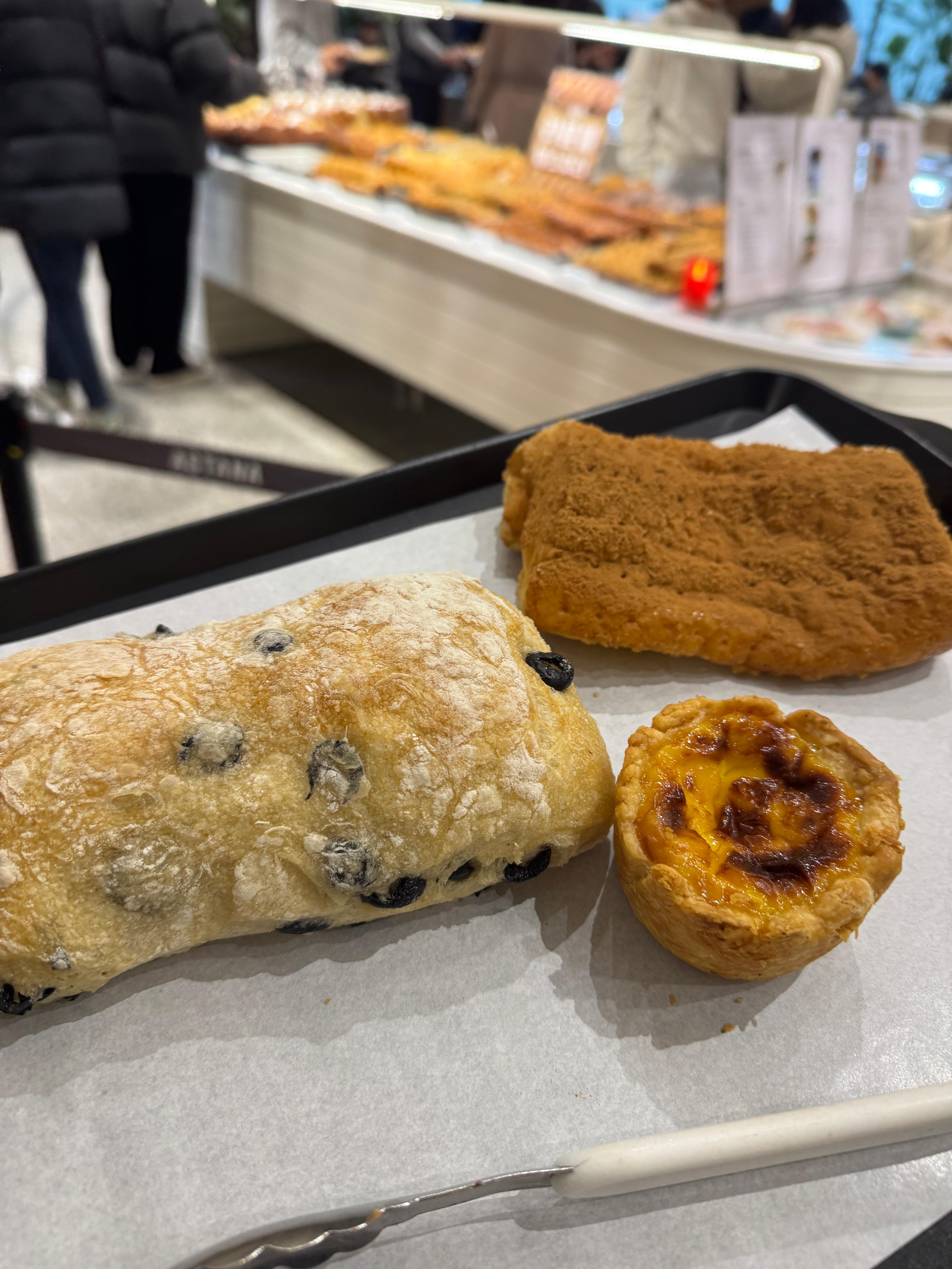 동탄 카페 아스타나에서 주문한 빵, 올리브가 들어간 담백한 치아바타와 에그타르트, 시나몬 슈가 토핑 빵이 트레이에 담긴 모습