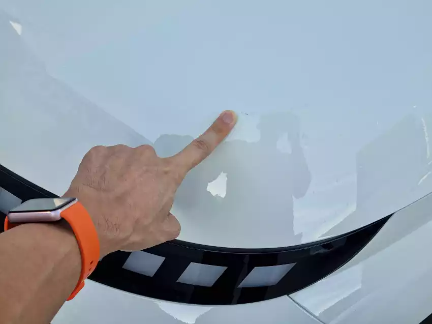 인수할 캐스퍼 일렉트릭의 보닛에 흠집이 있었습니다.