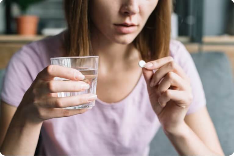 약을 먹으려고 하는 여성