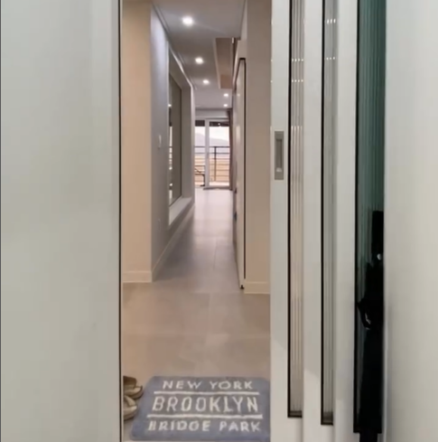 집에 들어가는 현관 앞