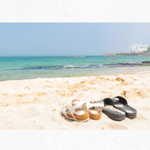 2025년 여름 해변 휴가 준비물 체크리스트 인포그래픽