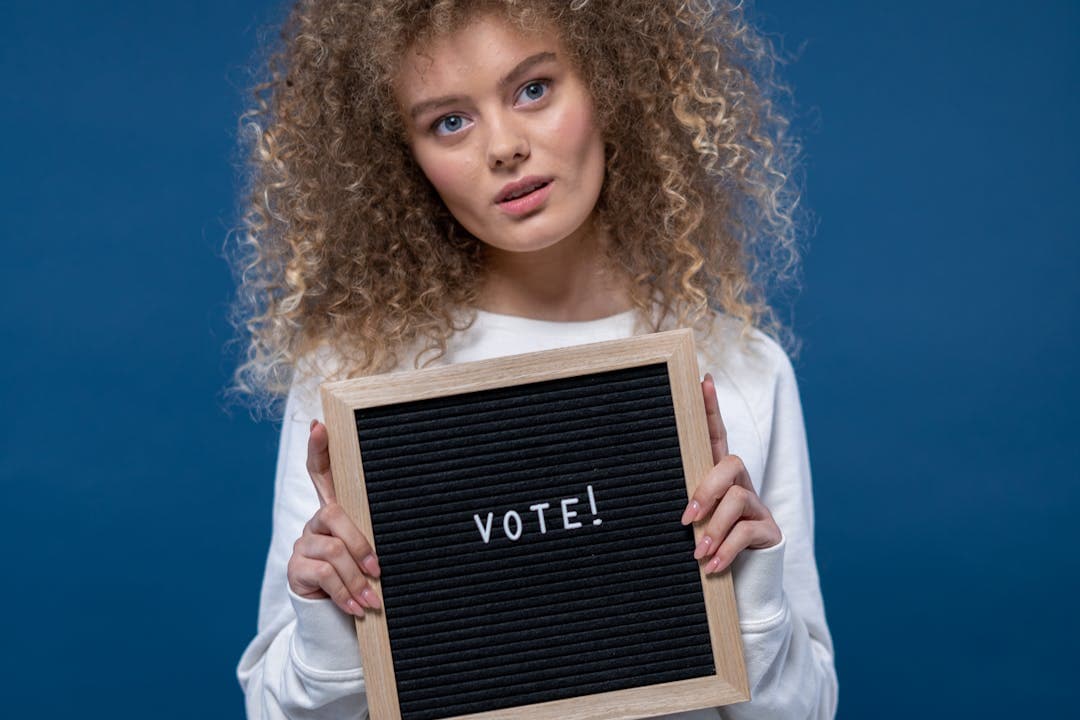 투표 메시지를 전하는 여성의 모습