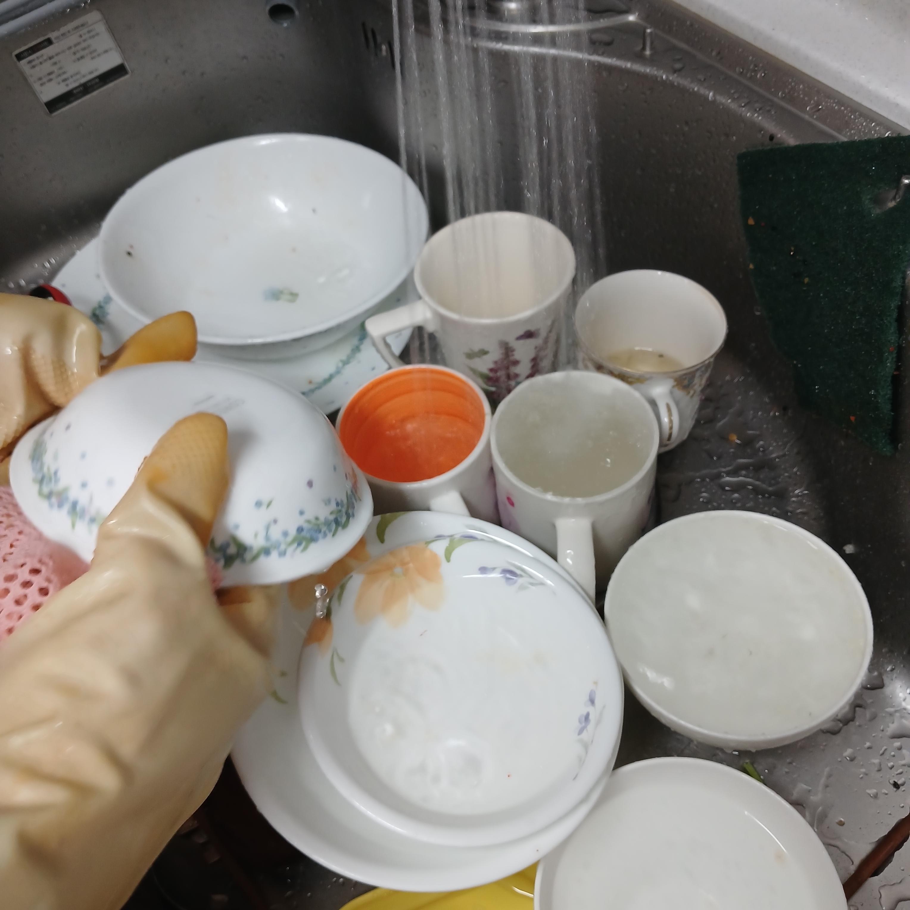 식기세척기 냄새 예방을 위한 싱크대 애벌 세척 과정