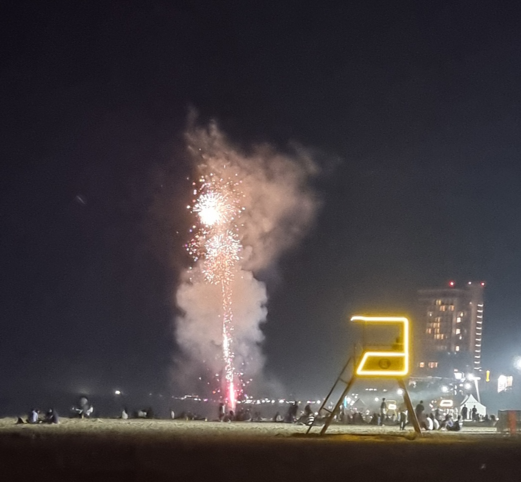 2024 GBBF 행사가 모두 끝나고 밤바다를 즐기는 사람들과 불꽃놀이의 모습니다,