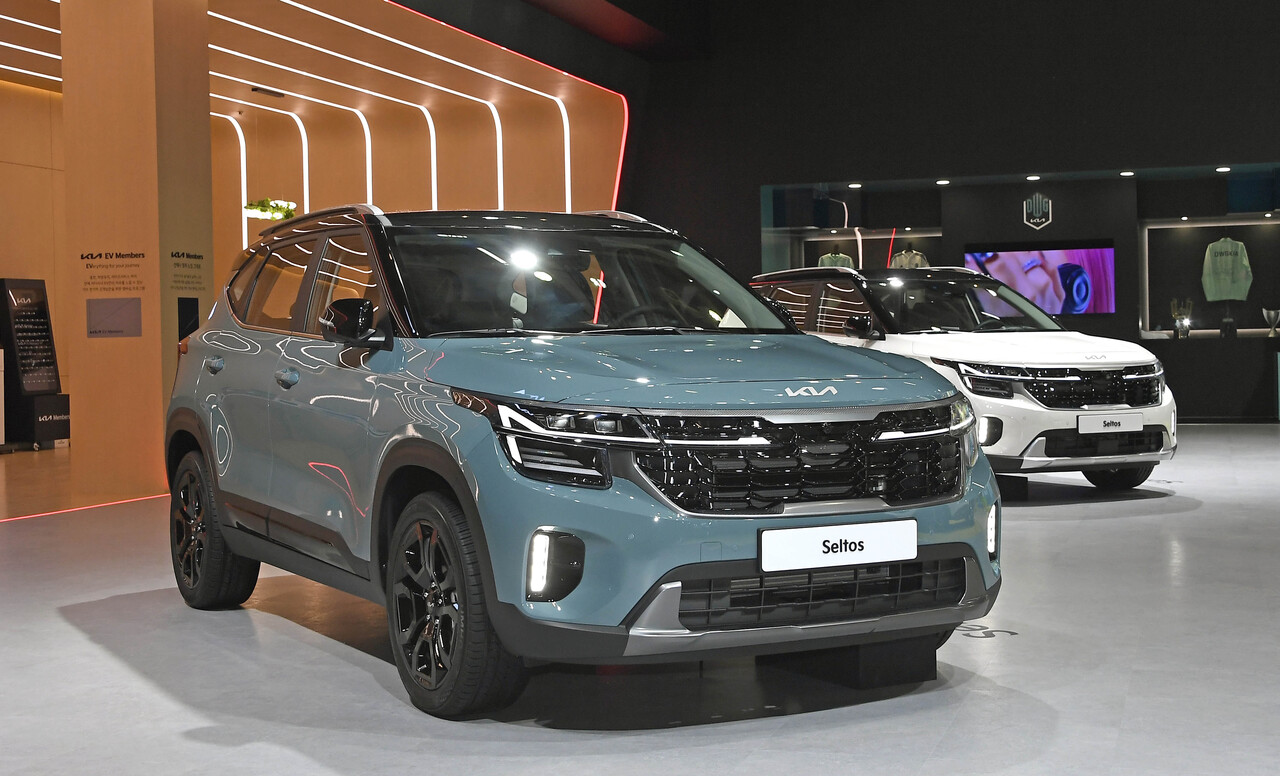 기아의 소형 SUV '셀토스'가 지난해에 이어 올해 1분기에도 여심을 사로잡은 국산차 1위로 선정됐다.