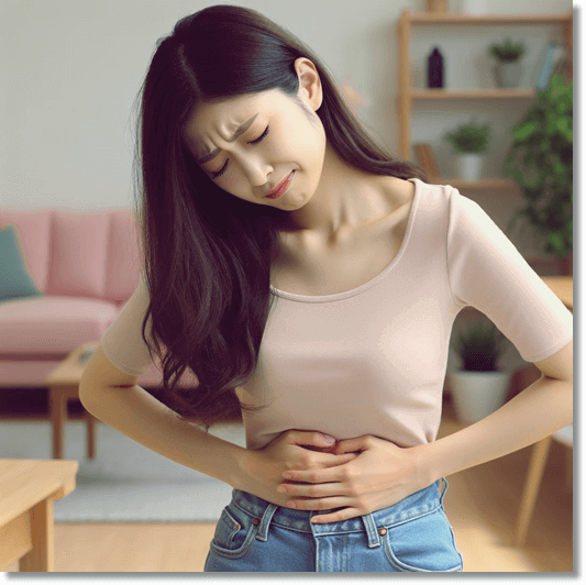 배가 아파 배를 잡고 있는 여성