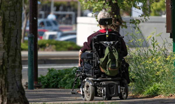 산책을-즐기는-전동휠체어-탄-사람