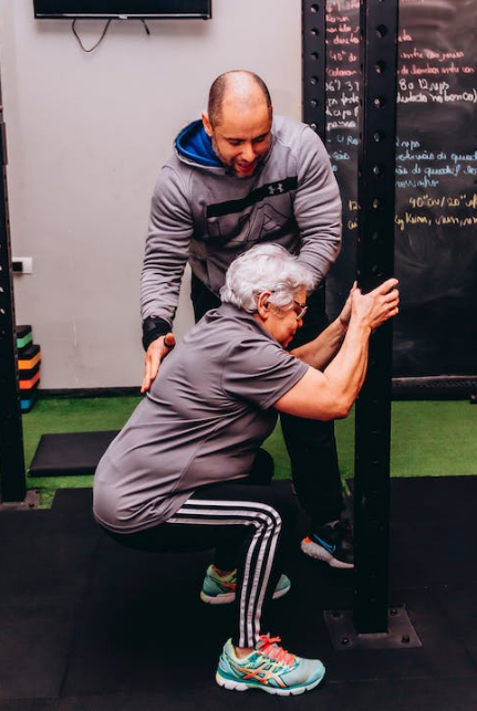 허벅지 근육을 키우는 것은 건강에 도움이 되지만, 중년 이상의 여성들은 부작용에 대한 우려를 가질 수 있다