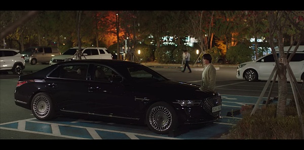 장애인-주차구역의-인호차와-바라보는-정숙