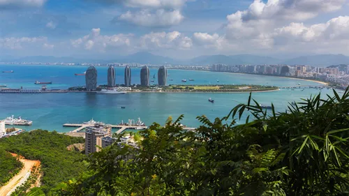 싼야시 산과 바다 전경