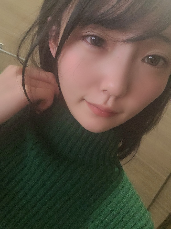 머리를 쓸어 넘기는 미노시마 메구리(Meguri Minoshima)