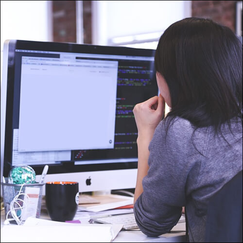 컴퓨터 앞에 앉아있는 여성