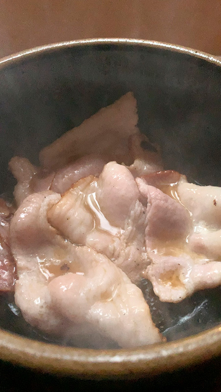 돌솥에서 베이컨이 자글자글 구워지는 모습