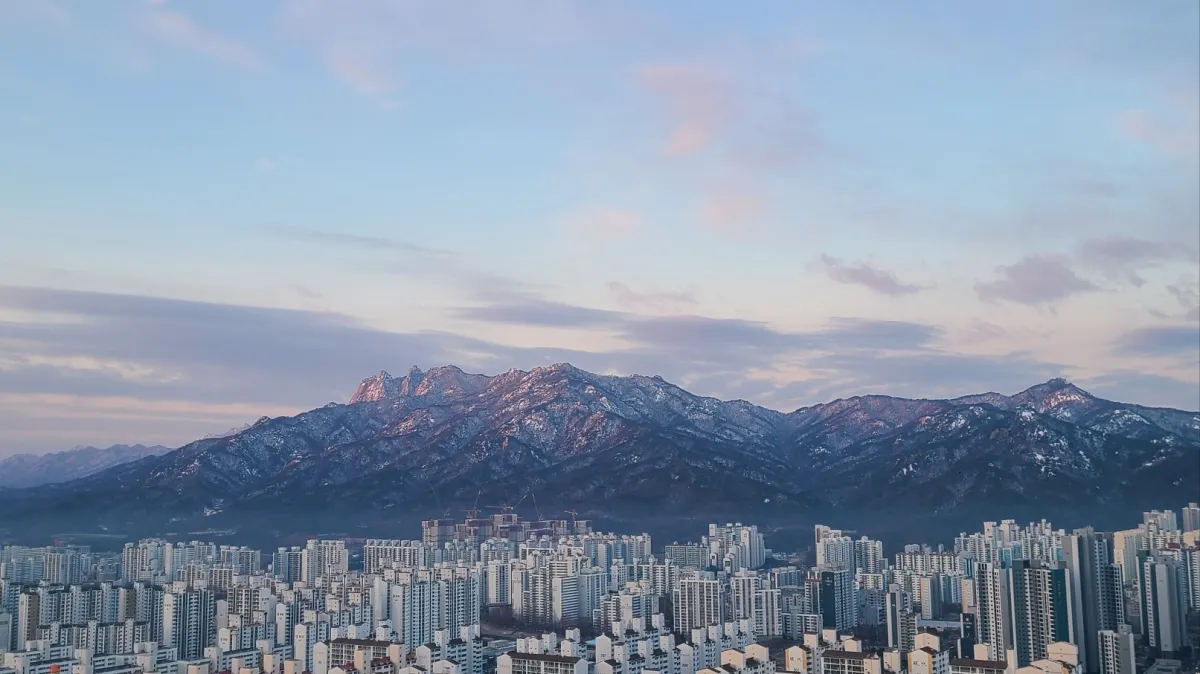 해뜨는풍경-파란하늘-눈덮인산-아파트단지