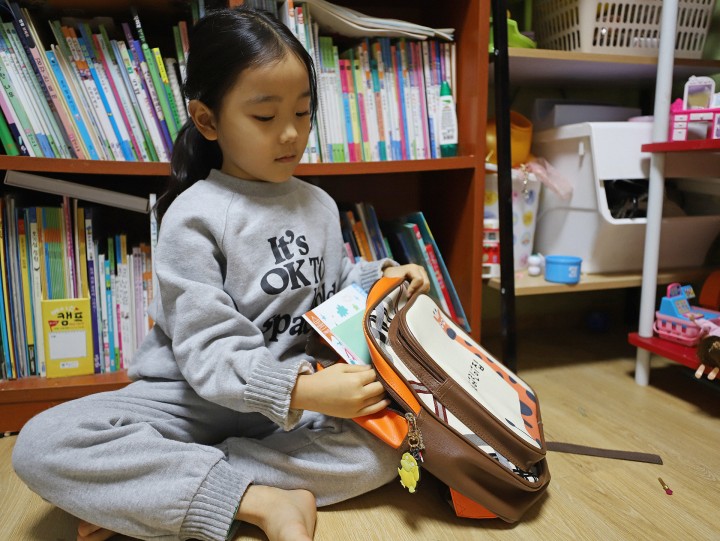 어린이집 가방을 챙기는 세아의 모습입니다. 아동인권보호를 위해 대역을 섭외하였다고 합니다.