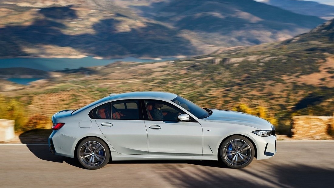 BMW 3시리즈 7세대 모델 측면 주행 사진