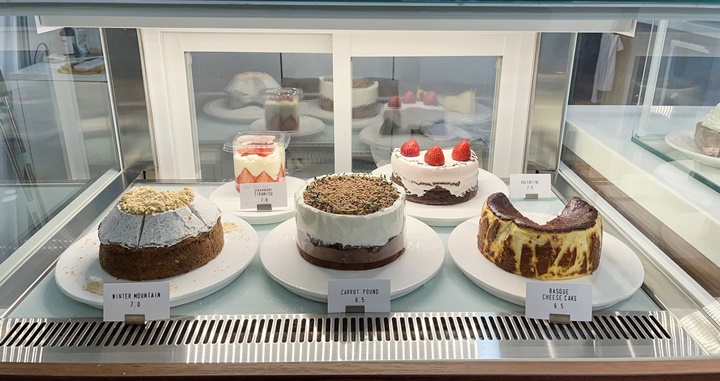 은곡마을-세곡동에-있는-한옥-갤러리카페-에이치오름-케이크들이-냉장진열대에-들어가있다-윗쪽부터-딸기티라미수-발렌타인-아래는-윈터마운틴-당근케이크-바스크치즈케이크가-있다
