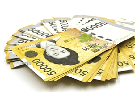 쌓여있는-돈다발